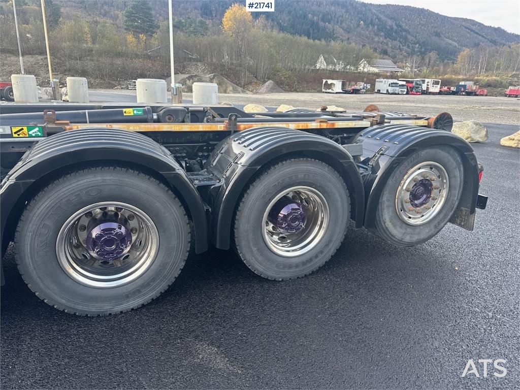 Scania R580 Tridem Hooklift w/ Crane hydraulics. Freshly