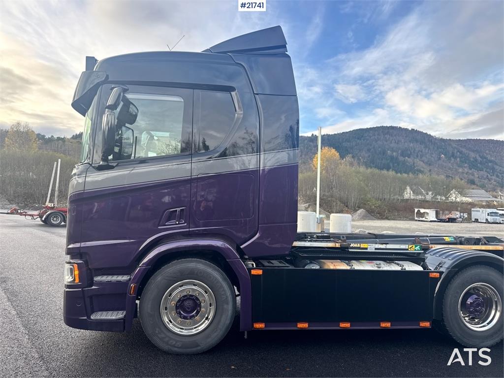 Scania R580 Tridem Hooklift w/ Crane hydraulics. Freshly