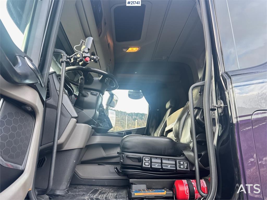 Scania R580 Tridem Hooklift w/ Crane hydraulics. Freshly