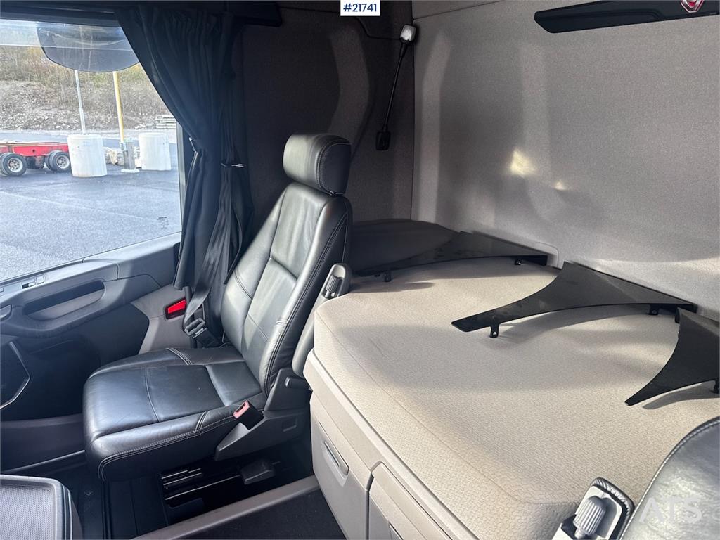 Scania R580 Tridem Hooklift w/ Crane hydraulics. Freshly