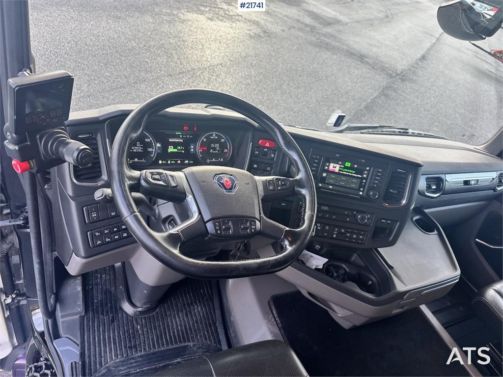 Scania R580 Tridem Hooklift w/ Crane hydraulics. Freshly