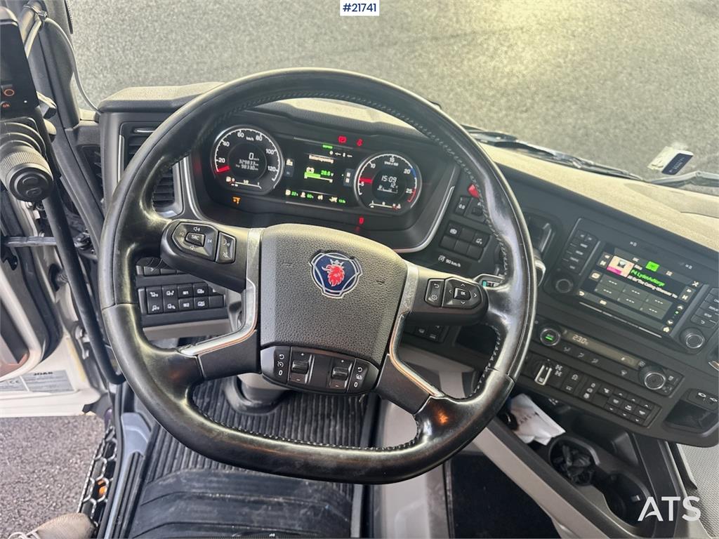 Scania R580 Tridem Hooklift w/ Crane hydraulics. Freshly