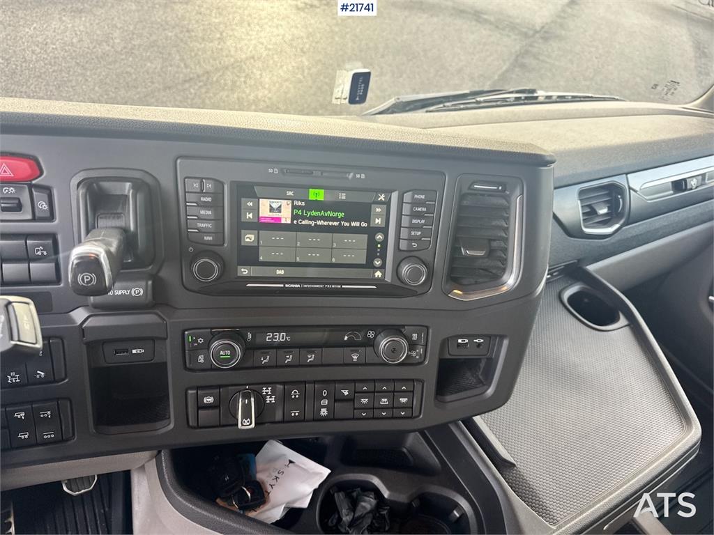 Scania R580 Tridem Hooklift w/ Crane hydraulics. Freshly