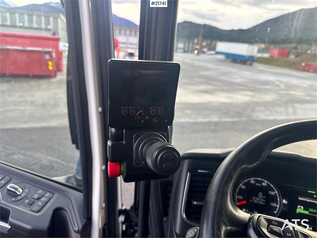 Scania R580 Tridem Hooklift w/ Crane hydraulics. Freshly