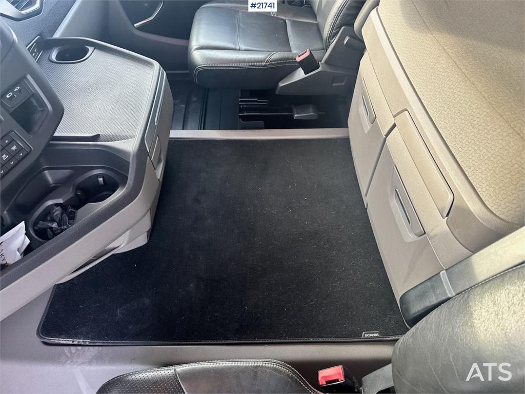 Scania R580 Tridem Hooklift w/ Crane hydraulics. Freshly