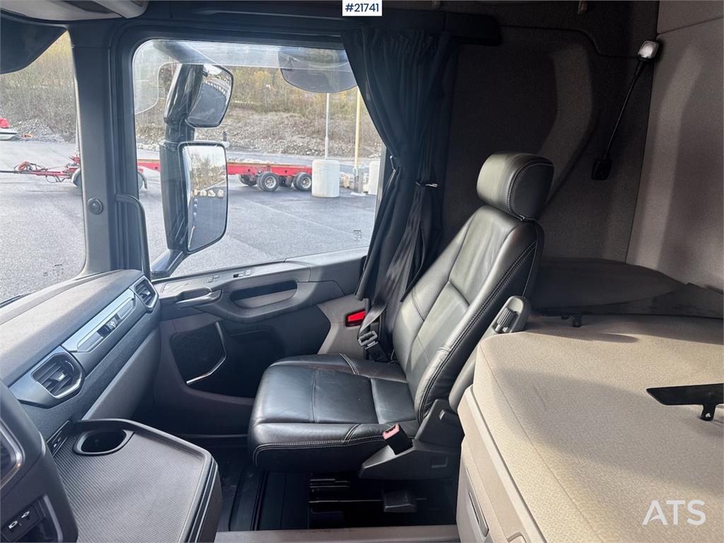 Scania R580 Tridem Hooklift w/ Crane hydraulics. Freshly