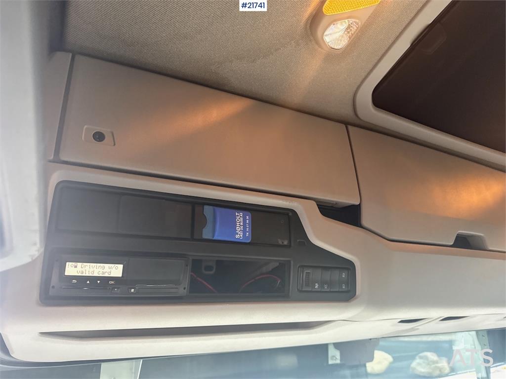 Scania R580 Tridem Hooklift w/ Crane hydraulics. Freshly