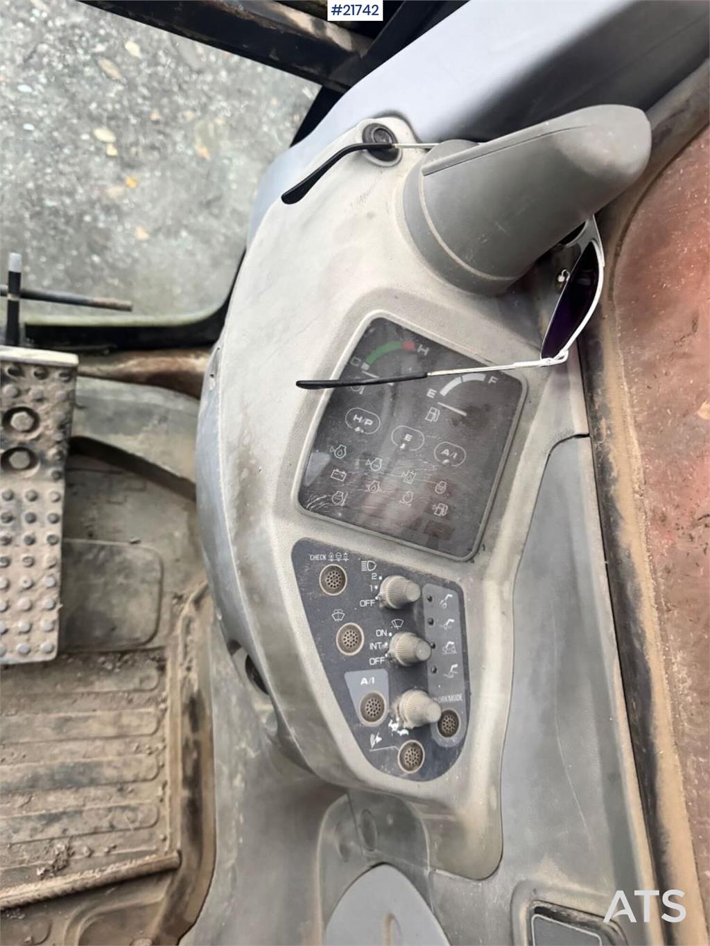 Hitachi EX165 Tracked Excavator with 2 Buckets