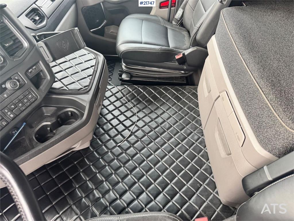 Scania R660 6x4 Asphalt Truck with Carnehl Asphalt Traile