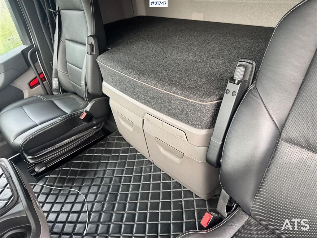 Scania R660 6x4 Asphalt Truck with Carnehl Asphalt Traile