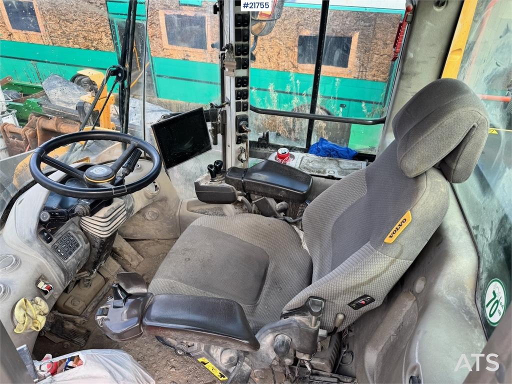 Volvo L180H Wheel Loader w/ Bucket.