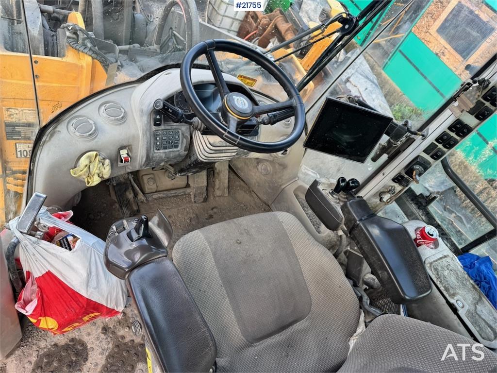 Volvo L180H Wheel Loader w/ Bucket.