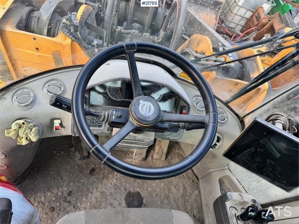 Volvo L180H Wheel Loader w/ Bucket.
