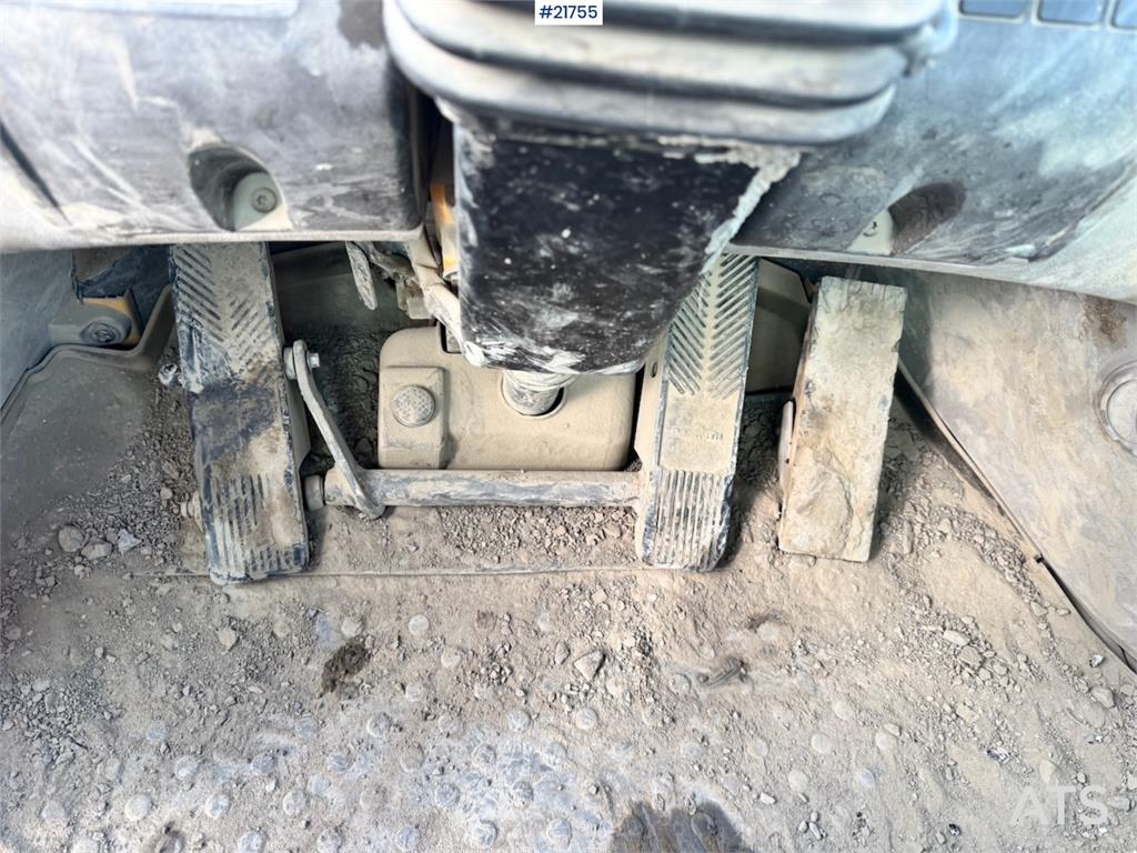 Volvo L180H Wheel Loader w/ Bucket.