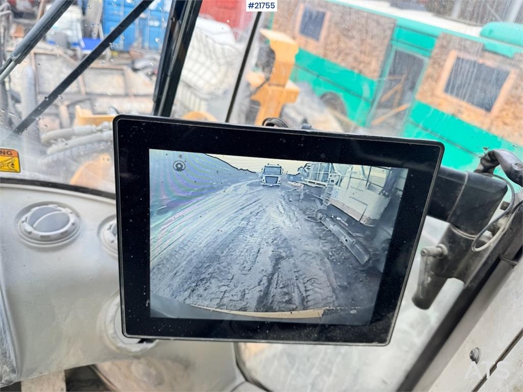 Volvo L180H Wheel Loader w/ Bucket.