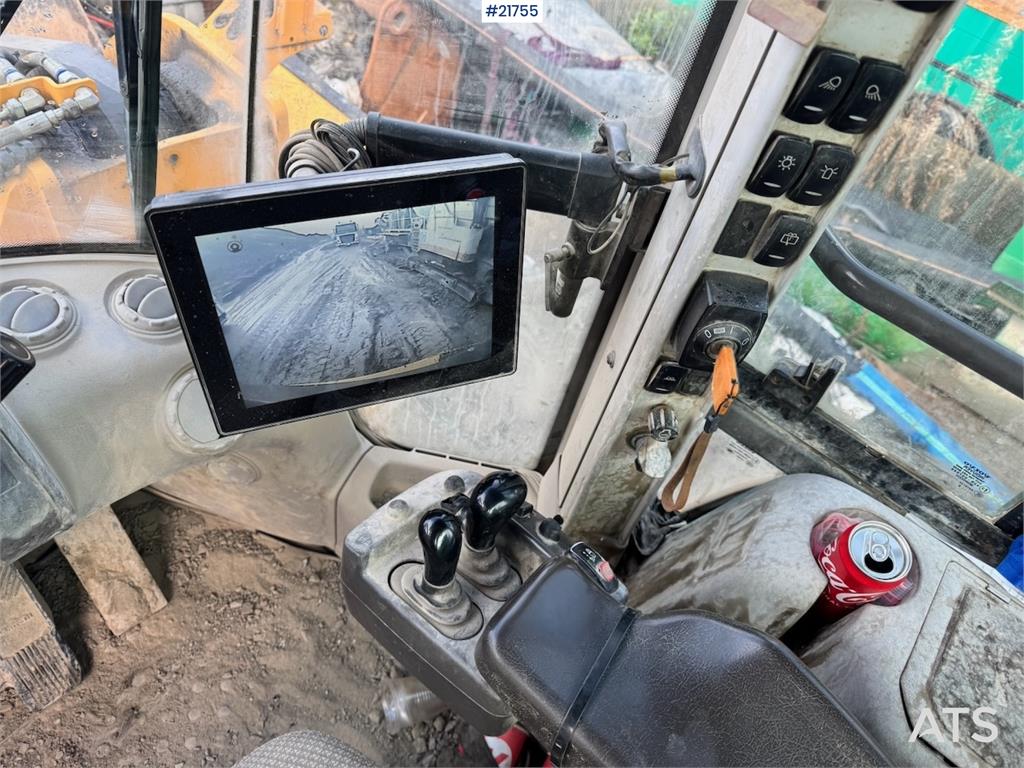 Volvo L180H Wheel Loader w/ Bucket.
