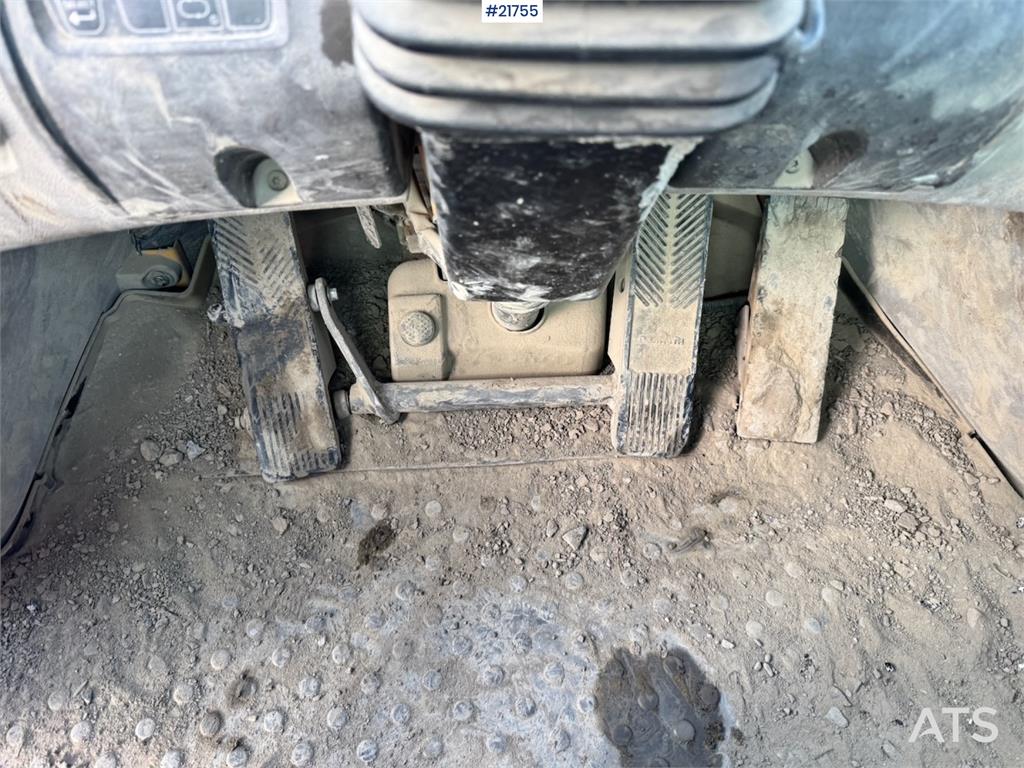 Volvo L180H Wheel Loader w/ Bucket.