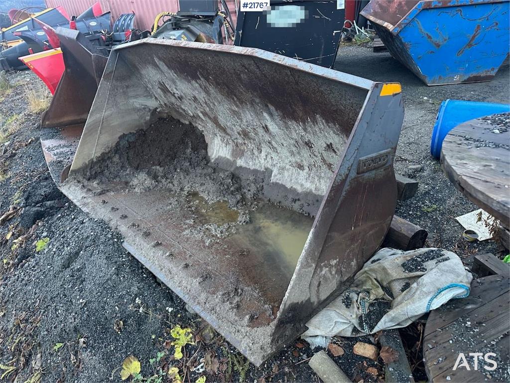 Volvo L90F wheel loader w/ Volvo gravel bucket. WATCH VI