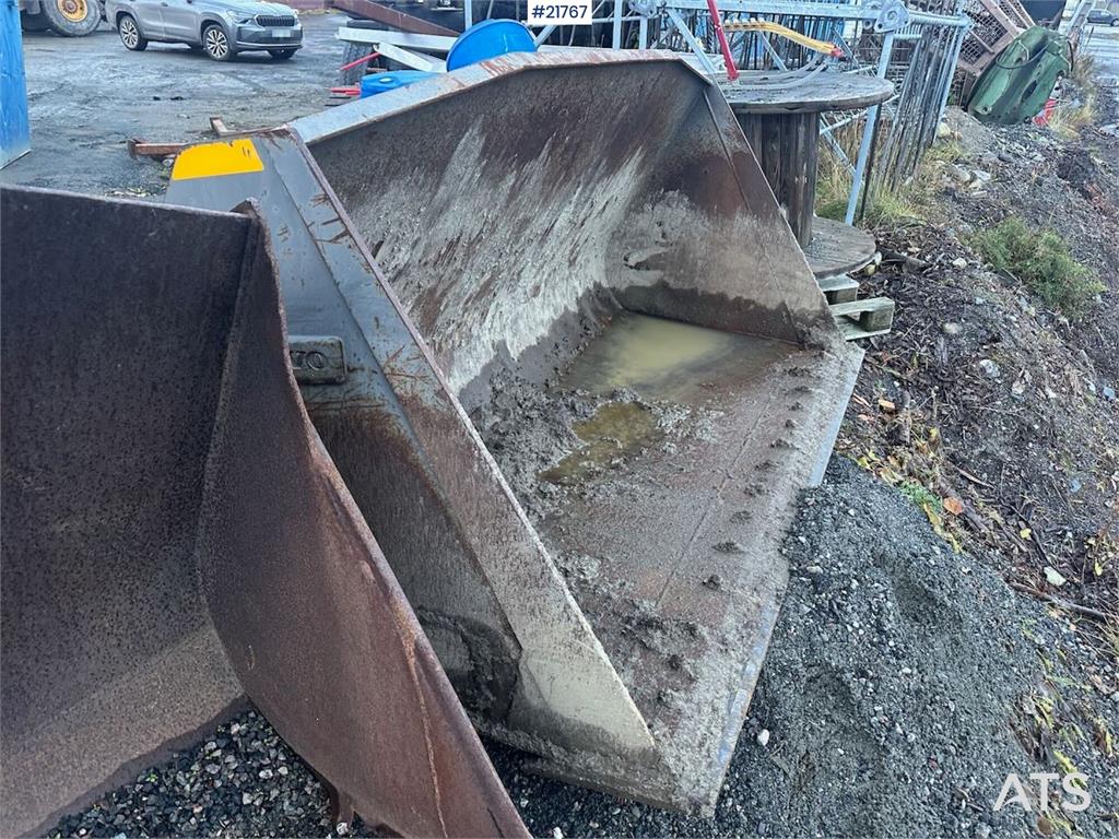 Volvo L90F wheel loader w/ Volvo gravel bucket. WATCH VI