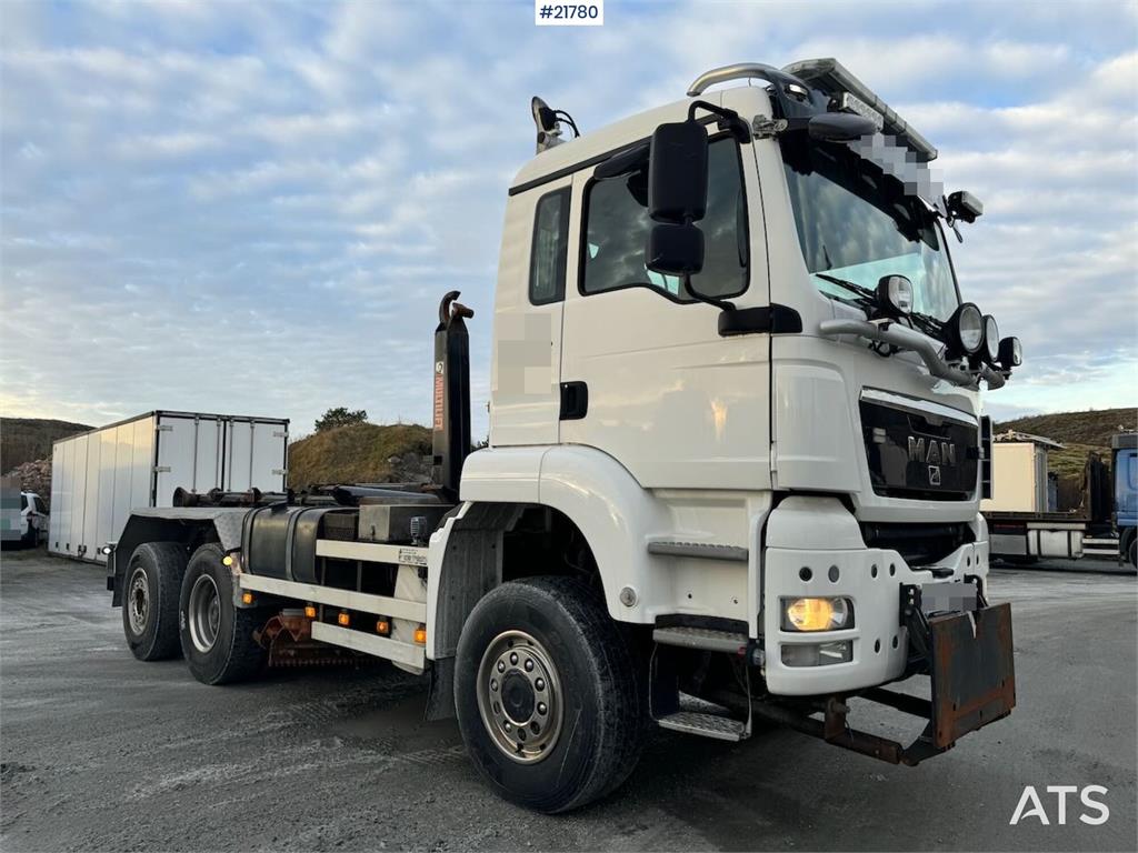 MAN TGS 28.480 6x4 – Hook lift truck with snow plow se