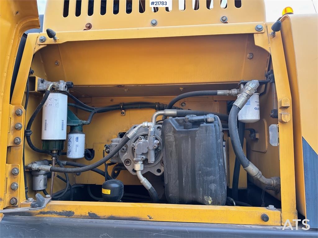 Volvo EC250 w/ Rototilt, GPS and 2 buckets.