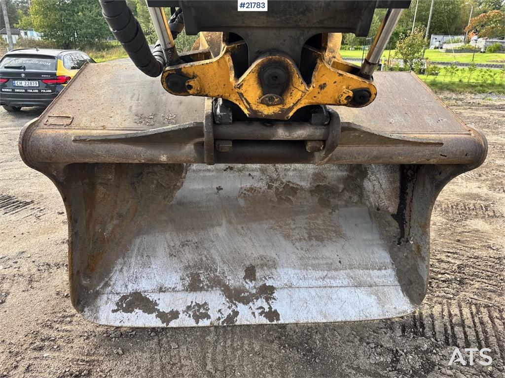 Volvo EC250 w/ Rototilt, GPS and 2 buckets.