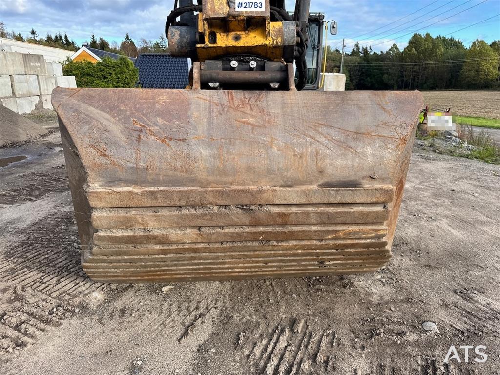 Volvo EC250 w/ Rototilt, GPS and 2 buckets.