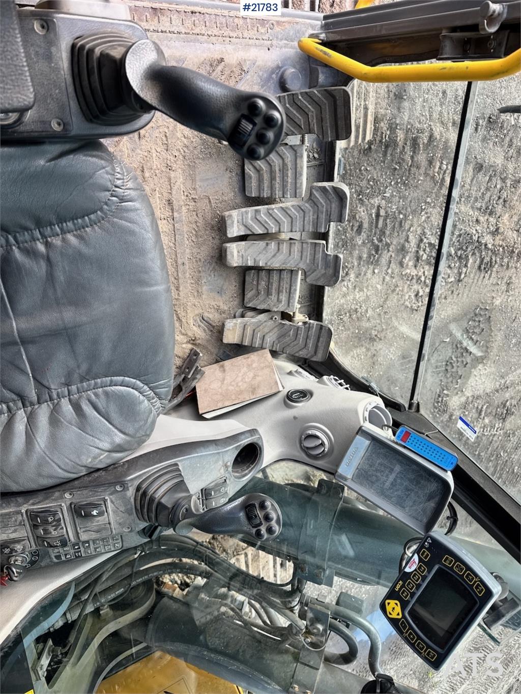 Volvo EC250 w/ Rototilt, GPS and 2 buckets.