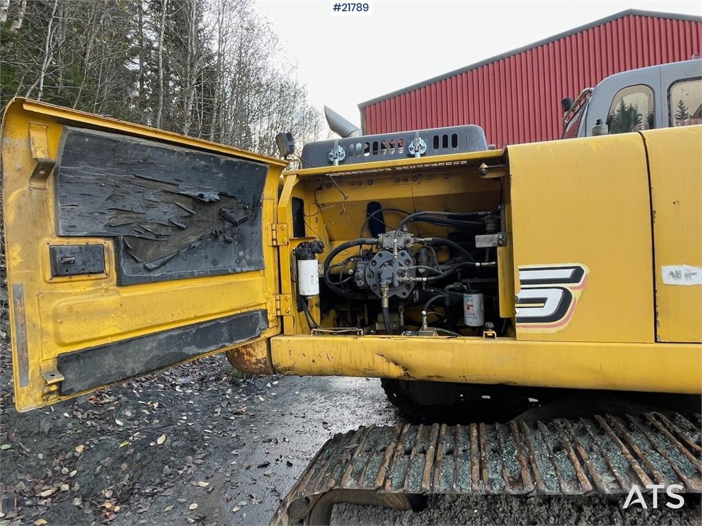 New Holland Kobelco E 265 with flap excavator bucket