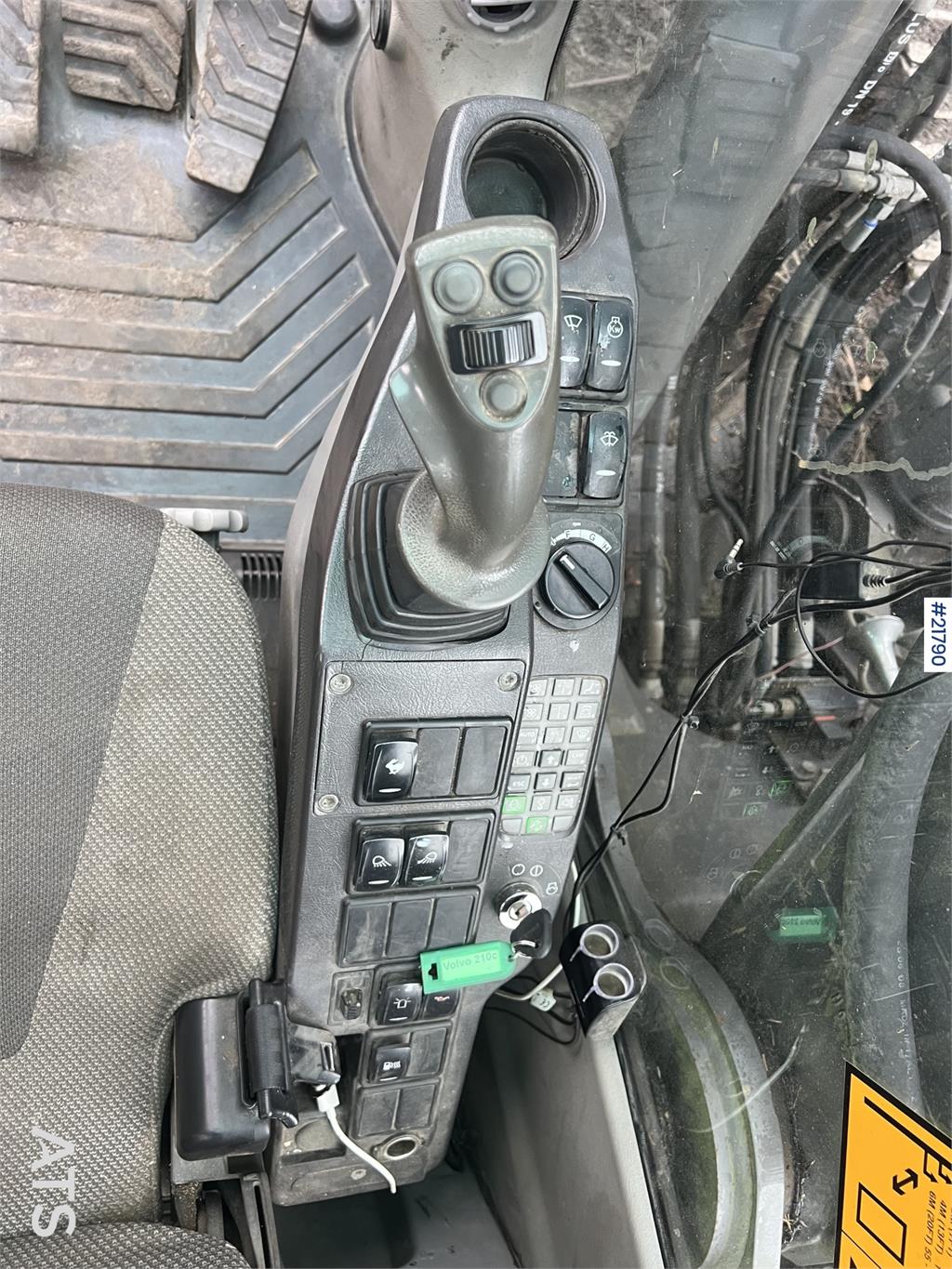 Volvo ec210cl excavator w/ rototilt, sanding bucket and