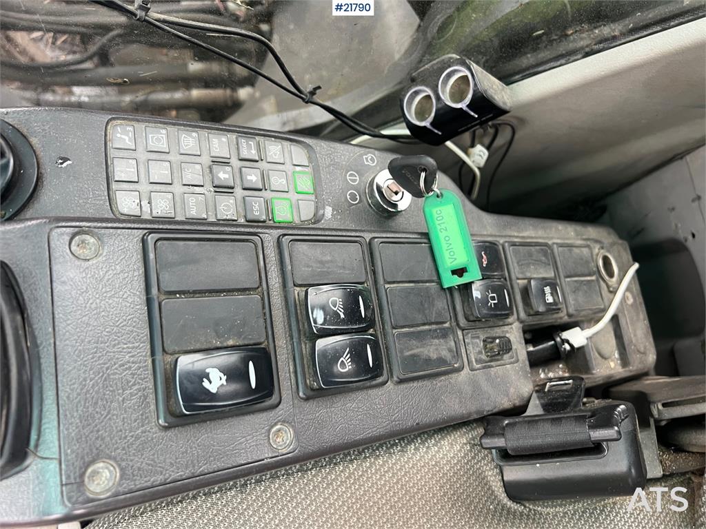 Volvo ec210cl excavator w/ rototilt, sanding bucket and