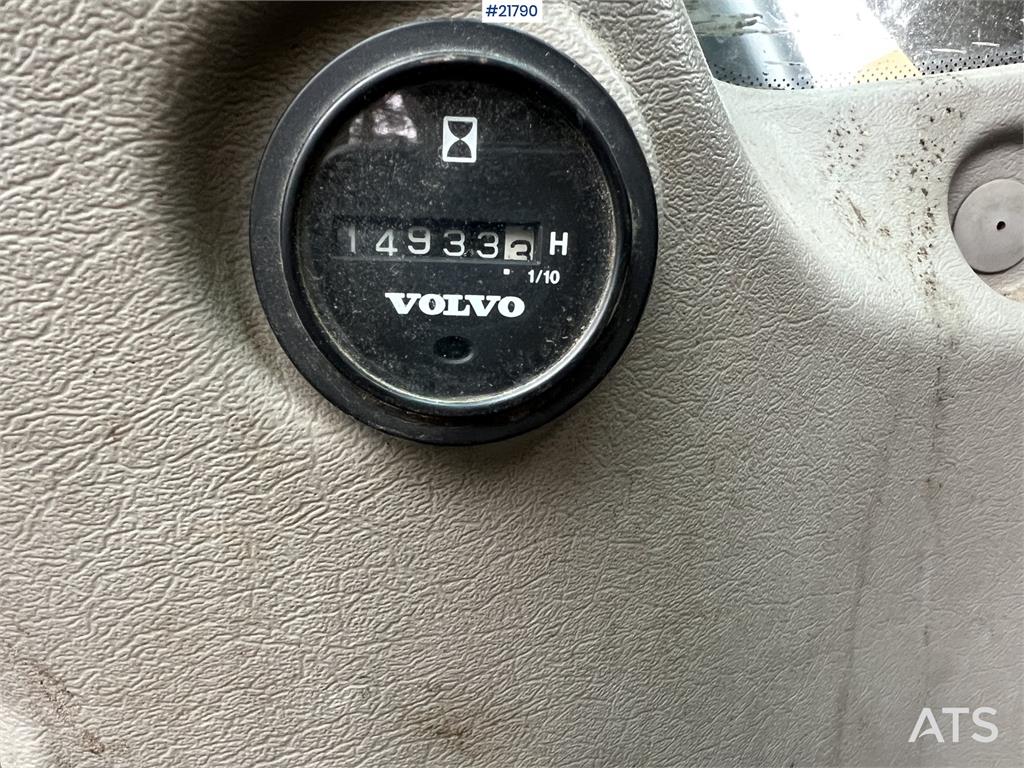 Volvo ec210cl excavator w/ rototilt, sanding bucket and