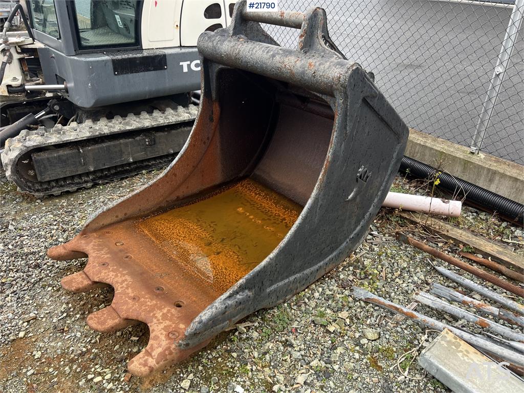 Volvo ec210cl excavator w/ rototilt, sanding bucket and