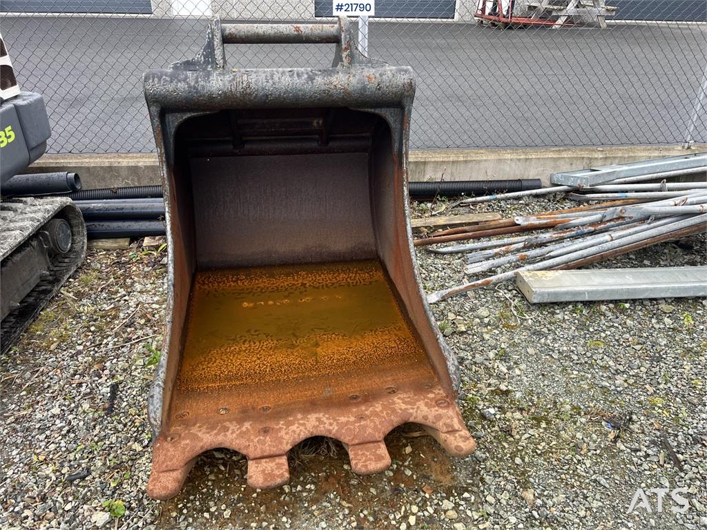 Volvo ec210cl excavator w/ rototilt, sanding bucket and