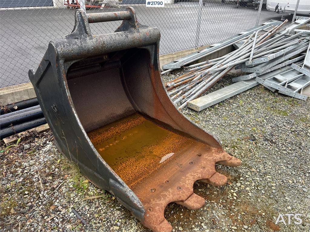 Volvo ec210cl excavator w/ rototilt, sanding bucket and