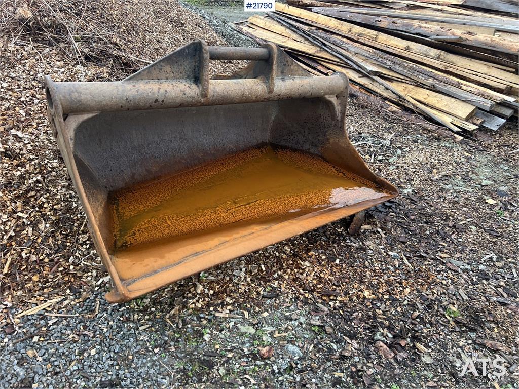 Volvo ec210cl excavator w/ rototilt, sanding bucket and