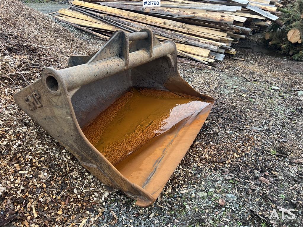 Volvo ec210cl excavator w/ rototilt, sanding bucket and