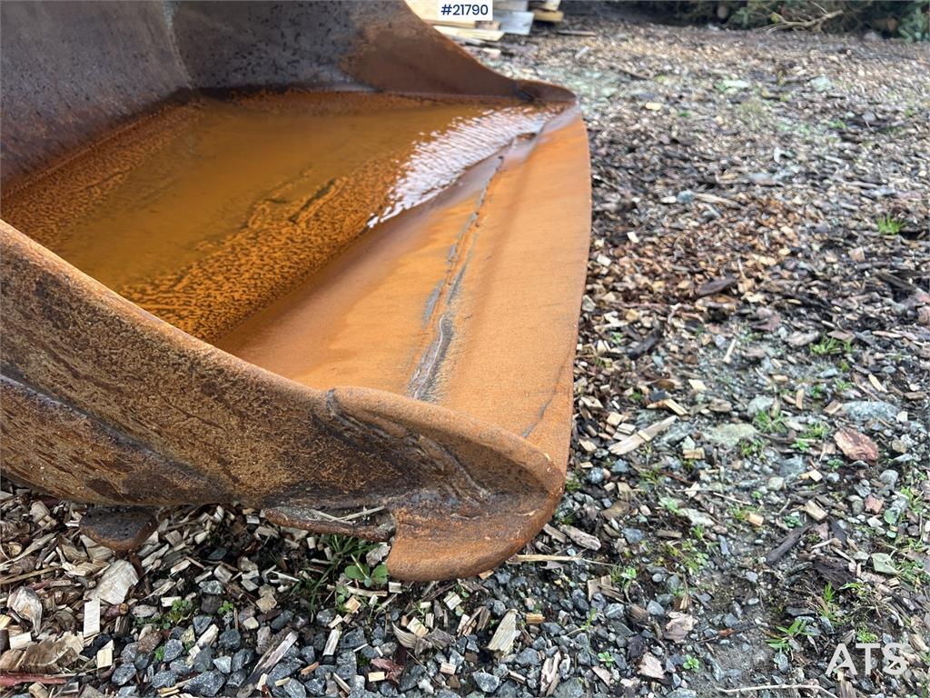 Volvo ec210cl excavator w/ rototilt, sanding bucket and