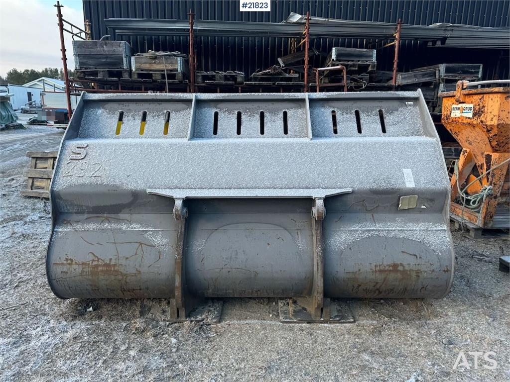 Volvo L110E Wheel Loader with Bucket WATCH VIDEO