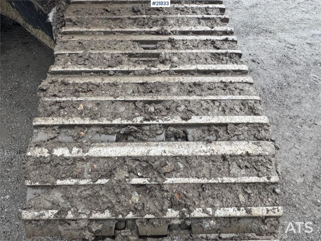 Hitachi ZX225USRLC-6 crawler excavator with Rototilt, 2 bu