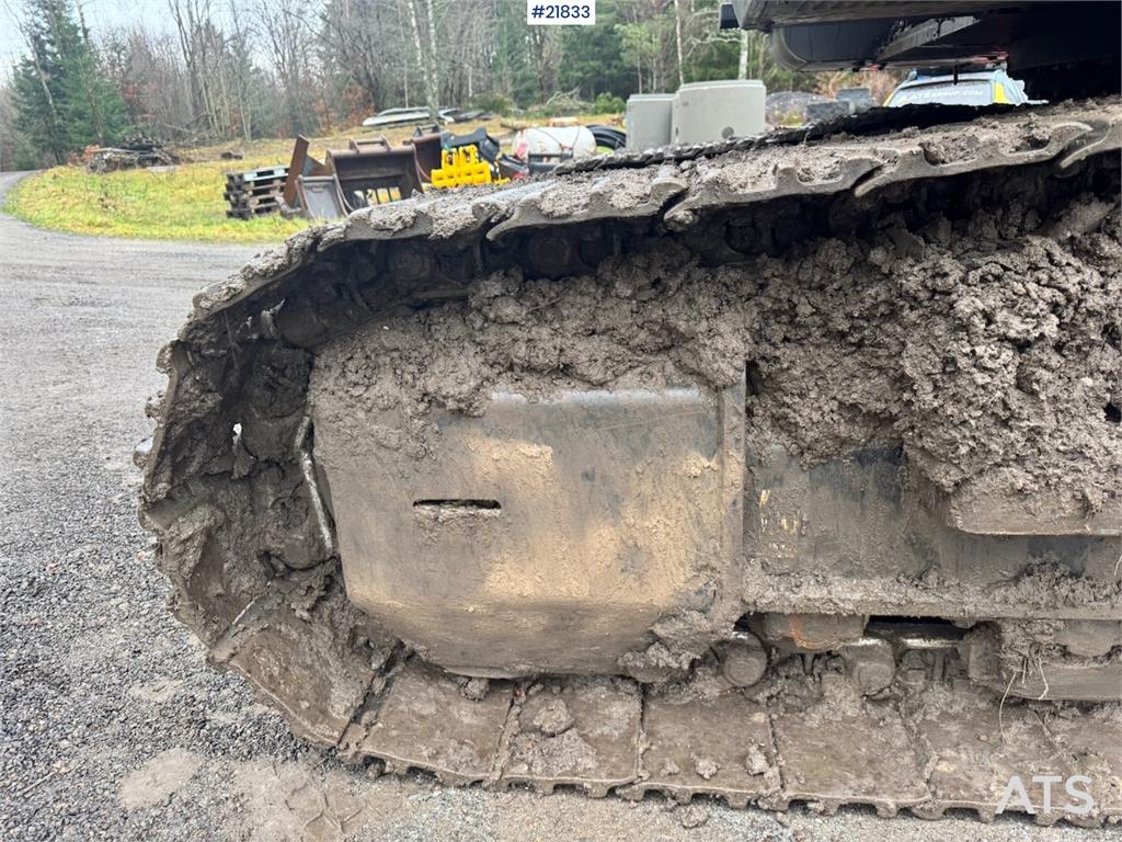 Hitachi ZX225USRLC-6 crawler excavator with Rototilt, 2 bu