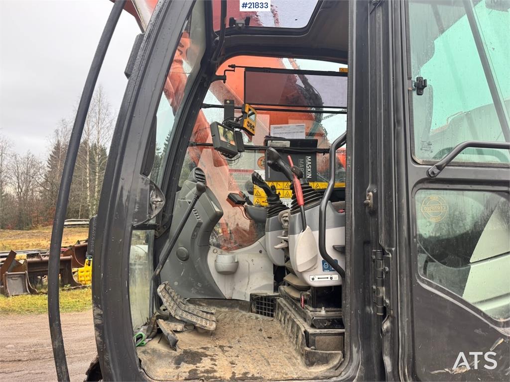 Hitachi ZX225USRLC-6 crawler excavator with Rototilt, 2 bu