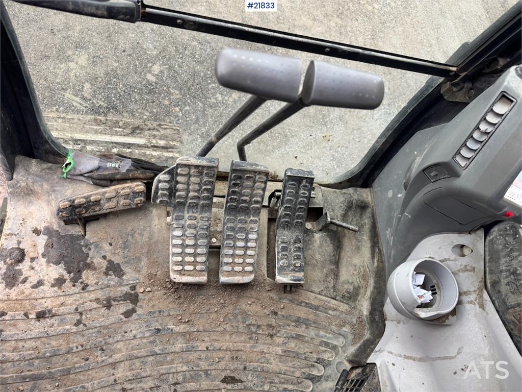 Hitachi ZX225USRLC-6 crawler excavator with Rototilt, 2 bu