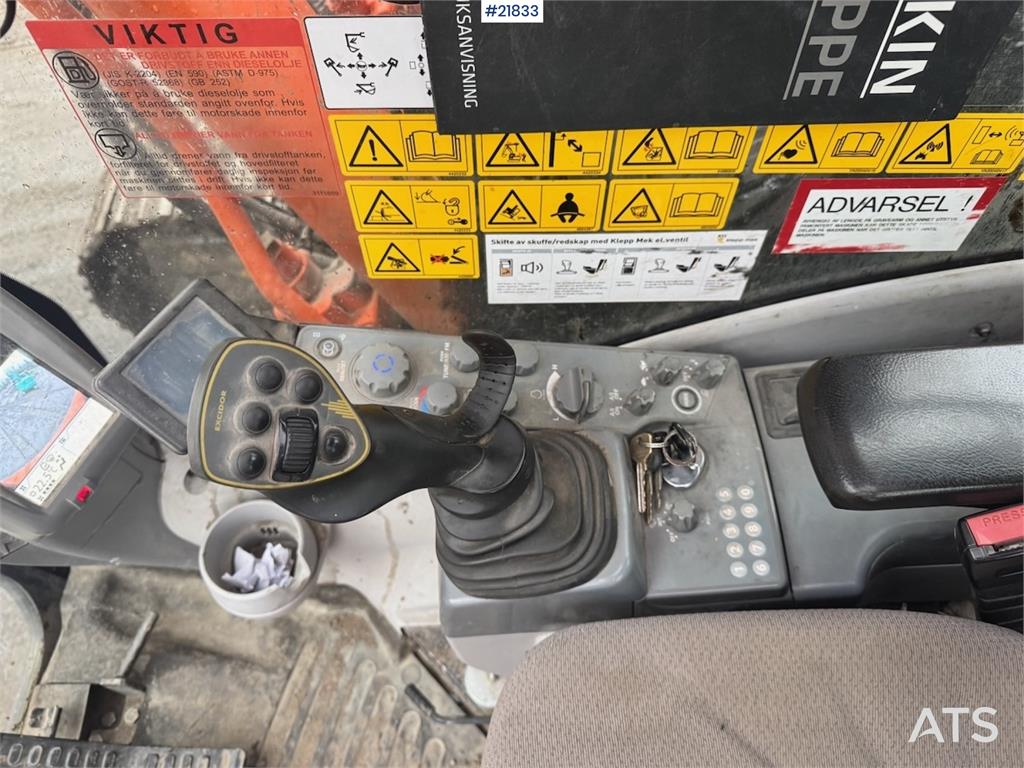 Hitachi ZX225USRLC-6 crawler excavator with Rototilt, 2 bu