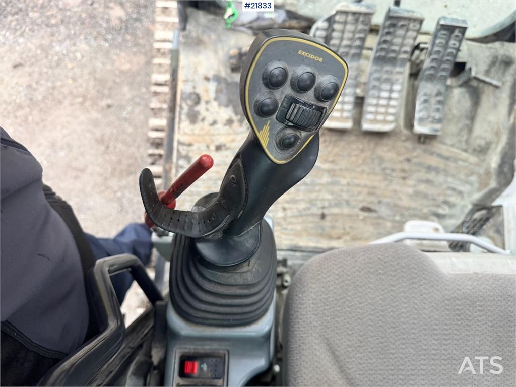 Hitachi ZX225USRLC-6 crawler excavator with Rototilt, 2 bu