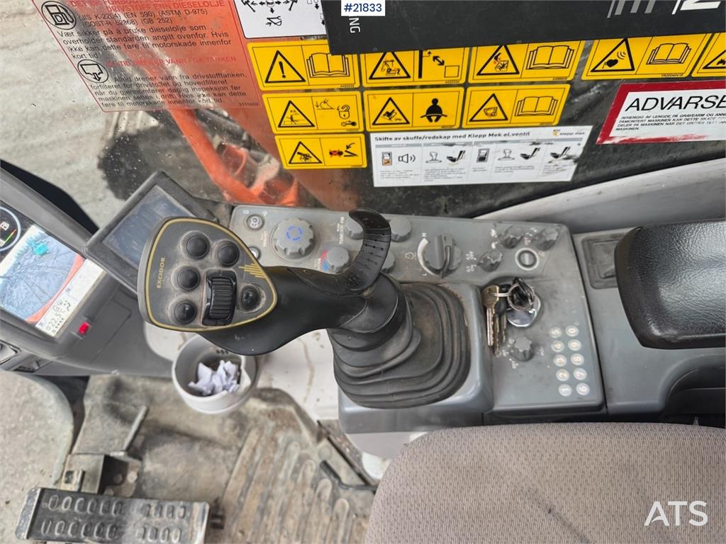 Hitachi ZX225USRLC-6 crawler excavator with Rototilt, 2 bu