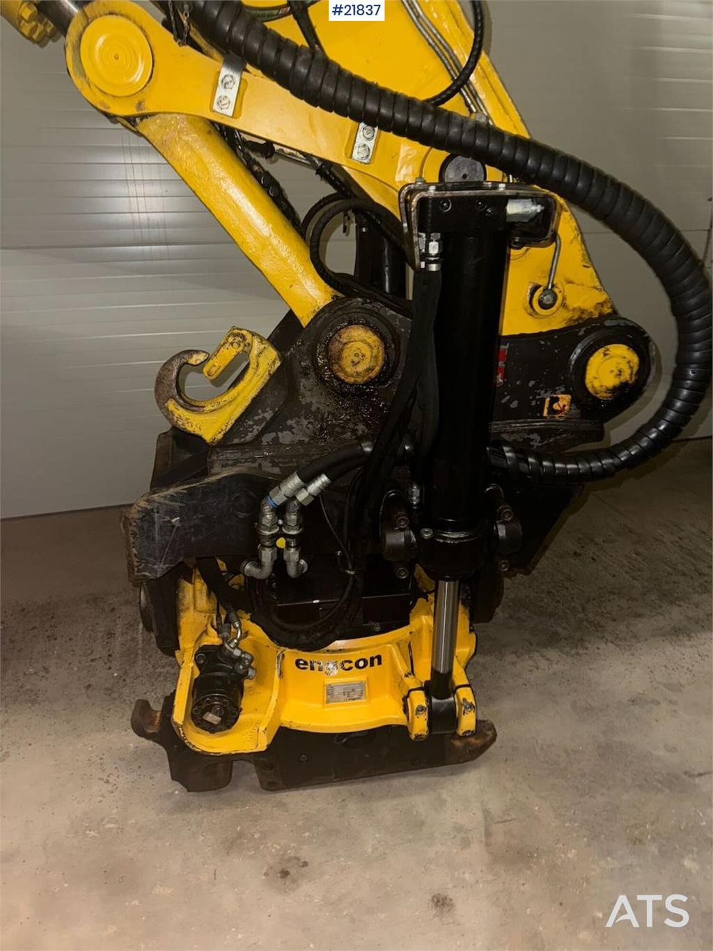 Komatsu PC240LC-11E0 crawler excavator with Rototilt and g