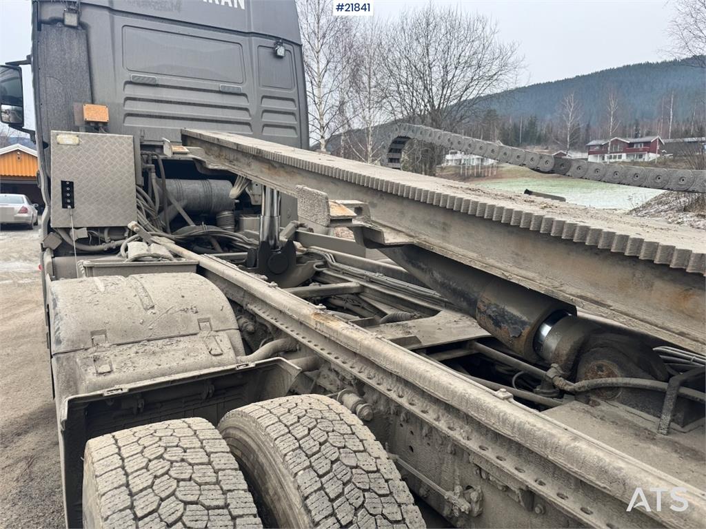 MAN TGX 35.540 Tridem hook truck with crane hydraulics