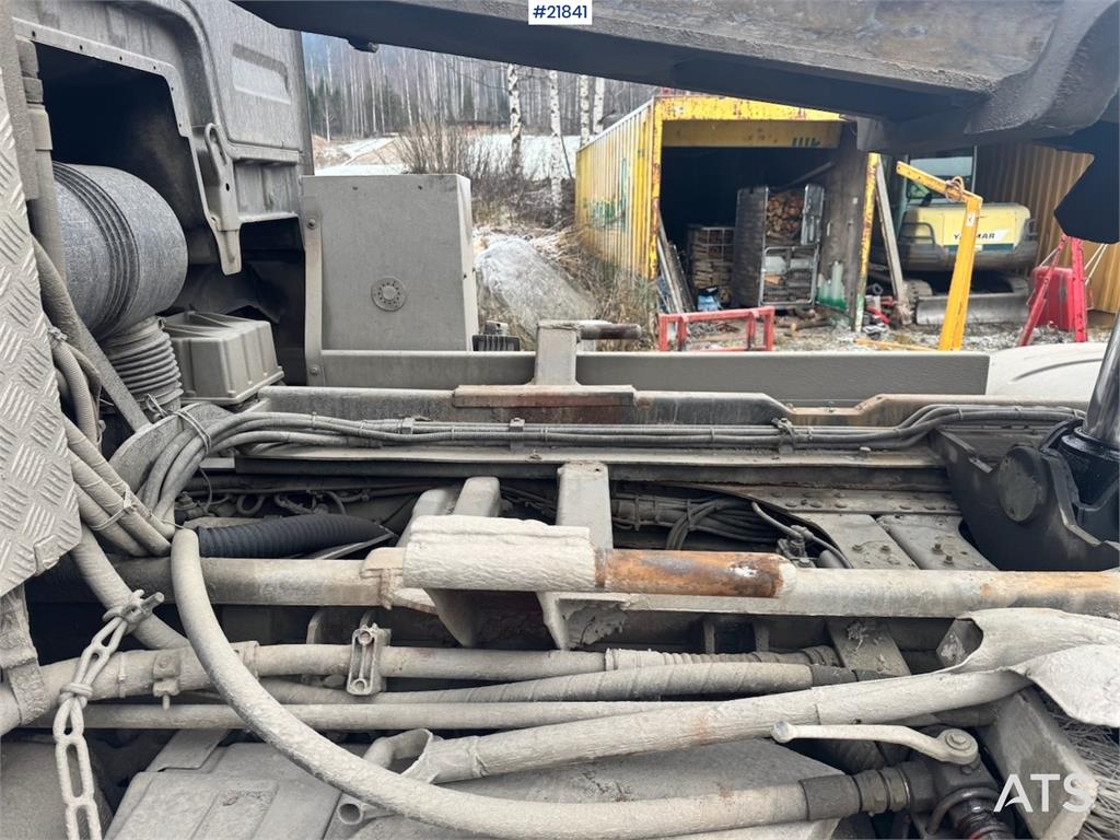 MAN TGX 35.540 Tridem hook truck with crane hydraulics