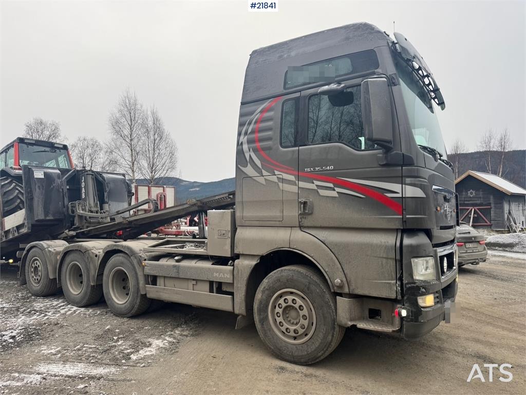 MAN TGX 35.540 Tridem hook truck with crane hydraulics